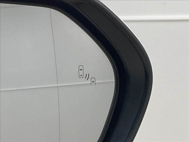 【ブラインドスポットモニター】車線変更時に後方から近づくお車をアラートしてくれます。