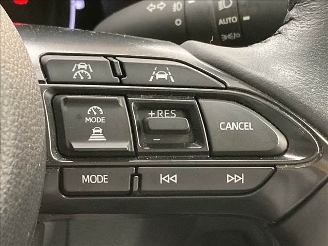 【レーダークルーズコントロール】装備車両です。レーダーやカメラを使って前を走るクルマの状況を検知して速度を調整してくれます。遠距離ドライブの高速道路などでは大活躍で疲労軽減に役立ちます。