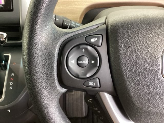ステアリングにオーディオ操作スイッチが付いています。オーディオ画面に直接タッチしなくても操作が出来ますので、運転に集中できます。
