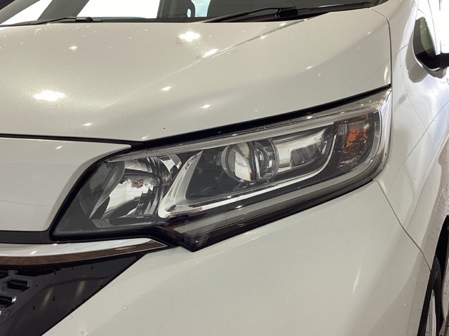 LEDヘッドライトは、点灯の瞬間から最大光量を発揮し、突然暗くなるトンネルなどでの安定感を高めます。