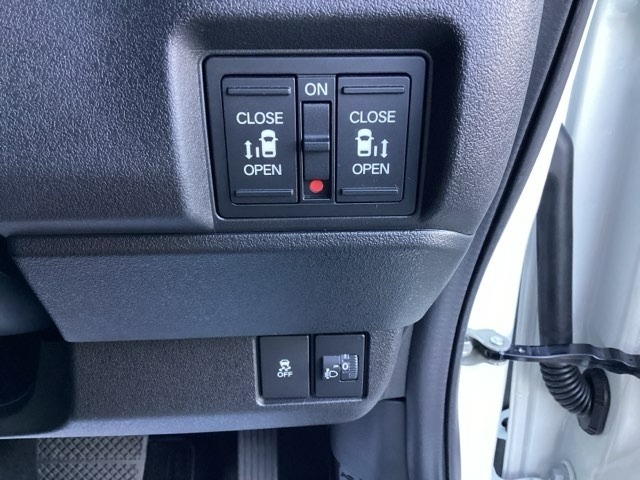 ☆両側電動スライドドア☆スイッチひとつで運転席からスライドドアの操作が出来ます♪