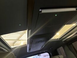 【左右独立ムーンルーフ】2列目左右席にそれぞれ配置されたガラスルーフ！日差しに合わせて片側だけシェードを閉めることも可能です！