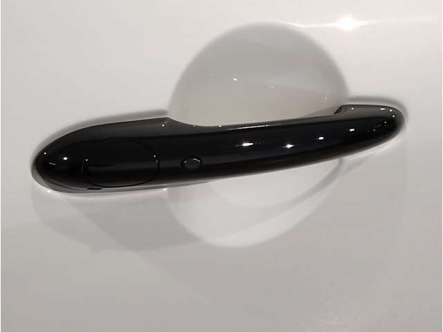 【スマートキー】車両のキーをカバンやポケットに入れたまま、お車の開閉が可能で御座います。お車の前に立ってキーを探す必要が御座いません。