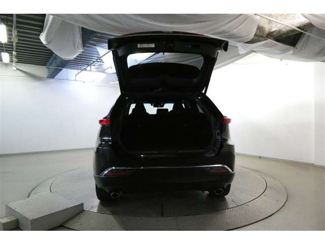 バックドアを上げた状態です。シートのアレンジ次第で荷室のスペースが変わります！用途に合わせて快適な室内を？