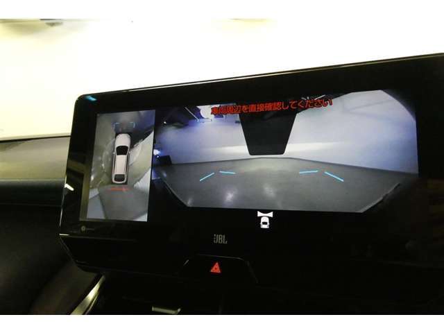【パノラミックビューモニター】映像で、見づらい車両周辺の確認をアシスト。クルマを真上から見ているような映像を表示。 運転席から確認しにくい車両周囲の状況を把握。