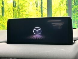 【10.25インチマツダコネクト】車内の雰囲気にマッチした大型ディスプレイ。スマホ接続でのナビ使用やBluetooth再生等、様々な機能が楽しめます。直感的なダイヤル操作が可能で、使い勝手も良好です。