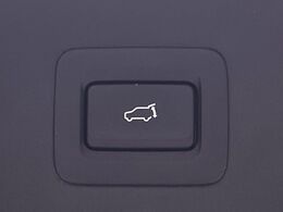 【パワーバックドア】スマートキーや運転席のボタンを押すだけでリアゲートが自動で開閉します！荷物を持っている時や、高い位置にあるバックドアを閉める際に便利な機能です♪