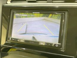 【バックカメラ】駐車時に後方がリアルタイム映像で確認できます。大型商業施設や立体駐車場での駐車時や、夜間のバック時に大活躍！運転スキルに関わらず、今や必須となった装備のひとつです！