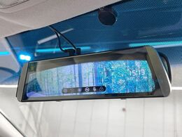 【デジタルルームミラー】後席の大きな荷物や同乗者で後方が確認しづらい時でも安心！カメラが撮影した車両後方の映像をルームミラー内に表示。クリアな視界で状況の確認が可能です！