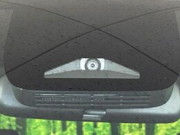 【トヨタセーフティセンス】走行中に前方の車両等を認識し、衝突しそうな時は警報とブレーキで衝突回避と被害軽減をアシスト。より安全にドライブをお楽しみいただけます。