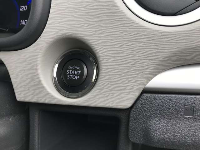 エンジンスタートボタンです。キーが車内にあれば、エンジンの始動・停止はブレーキを踏んでスイッチを押すだけ！キーを取り出す手間を省き、ワンプッシュでエンジンを操作するので簡単でスムーズです。