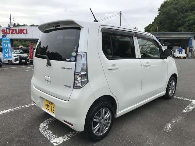 後部座席はプライバシーガラスです。断熱効果もあるので車内温度の上昇を防いでくれます。夏場のエアコンの効きも良くなり、快適に過ごせます！燃費向上にもつながります！！