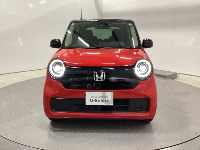 LEDヘッドライトを装備しています。LEDヘッドライトはとても明るく、雨の日や夜間走行も安全・安心です。オートライトコントロール付きで周囲の明るさに応じて自動で点灯・消灯します