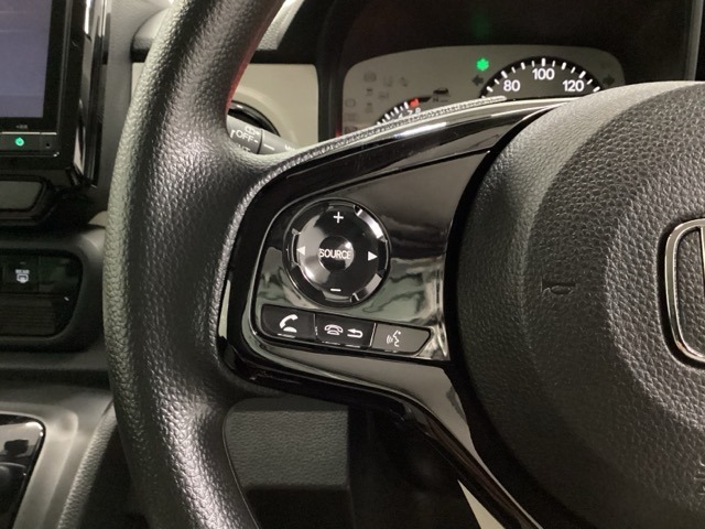 ステアリング左手側はオーディオ関連の操作スイッチです。視線を逸らすことなく運転に集中できます