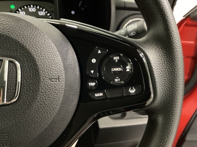 ステアリング右手側に安全運転支援機能のホンダセンシングをコントロールするスイッチ、左手側にオーディオ関連のコントロールスイッチを配置、視線を逸らすことなく運転に集中できます