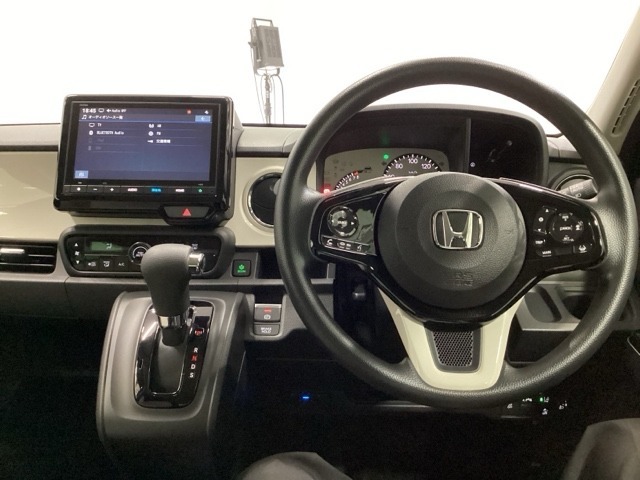 ホンダ純正メモリーナビ搭載なので、遠方へのドライブもお任せ下さい！ステアリング左手側にオーディオ関連のコントロールスイッチを配置しています。操作時は視線を逸らすことなく運転に集中できます