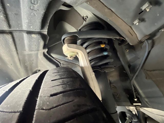 お車を安心してお乗りいただく為には、足回りの定期点検が欠かせません。サービスサポート（有償保証）では無料点検もご提供しており、安心のカーライフをお過ごしいただけるサポート体制が整っています。