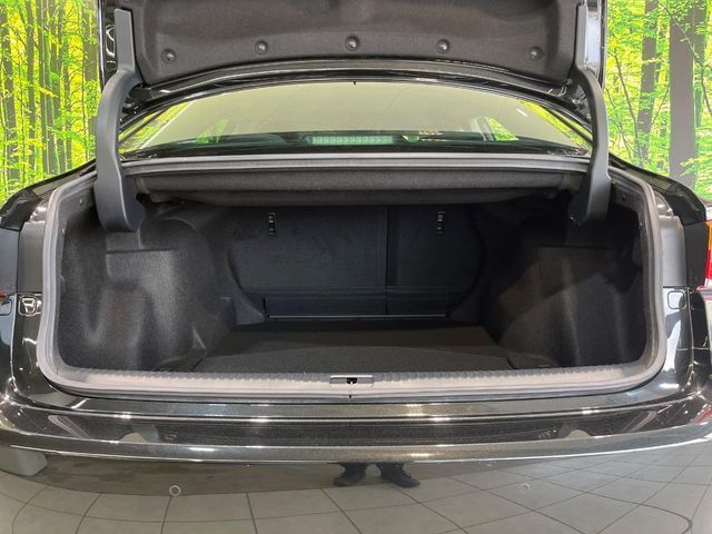 積み下ろしのしやすいデッキにはたっぷりと荷物を積み込んでいただけます。遊びから仕事まで、様々なシーンで頼れます♪