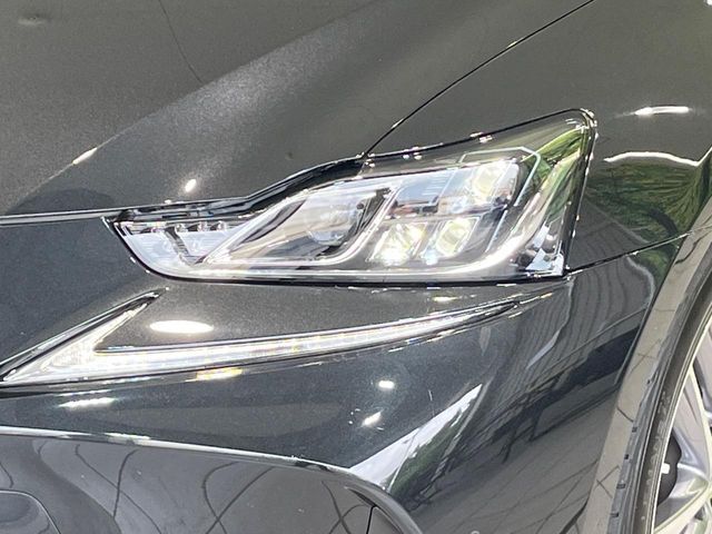 【LEDヘッドライト】悪天候や夜間走行時も良好な視界を確保し安心して運転できる高輝度LEDヘッドライトを装備！点灯速度が早く、消費電力も抑えられています。