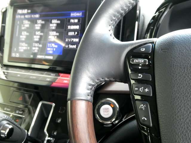 オーディオの音量や車両安全装備などの車両情報を手元で操作できるハンドルスイッチ付き。