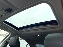 【サンルーフ】開放感たっぷりの希少装備、サンルーフが装着されています！車内に明かりを取り入れたり景色を楽しむ以外にも、車内の空気も簡単に換気できて快適です！