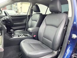 【黒革シート】上質な本革を使用し、高級感あふれる黒革シート。常に体に触れる部分だから、座り心地の良さにはこだわりたいですね♪汚れの付着や劣化を抑制する内装コーティング施工もおススメですよ♪