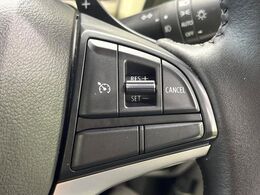 【クルーズコントロール】高速道路もラクラク走行。アクセルを離しても一定速度で走行ができ、長距離運転時の負担を軽減！加速・減速も簡単なスイッチ操作で調整できます。