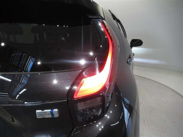 LEDテールライトです。省電力、高輝度のLEDは明るく照らすので夜間運転時の視認性を高めます。スタイリッシュな見た目で細かいところもこだわりたいあなたに！