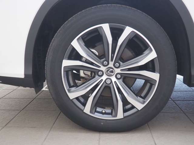 車もおしゃれは足元からですね　♪　アルミホイールでバッチリ決まってます！