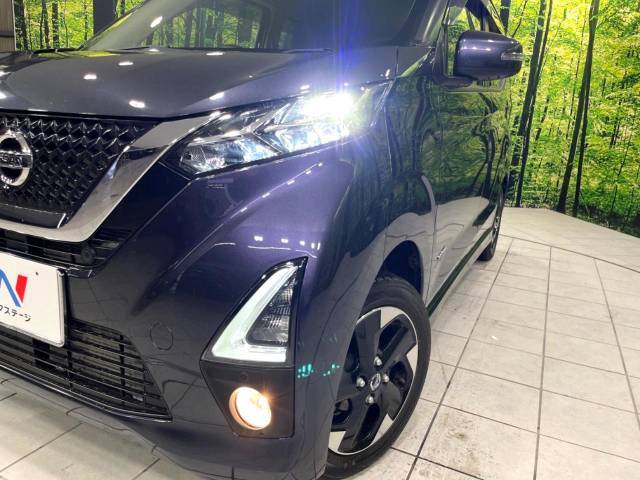 【LEDヘッドライト】悪天候や夜間走行時も良好な視界を確保し安心して運転できる高輝度LEDヘッドライトを装備！点灯速度が早く、消費電力も抑えられています。