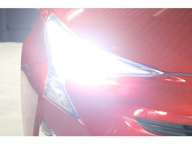 こちらはヘッドライトを点けている状態です。LEDsystemですので、ご覧の通り純白光のとっても明るくキレイな光です。