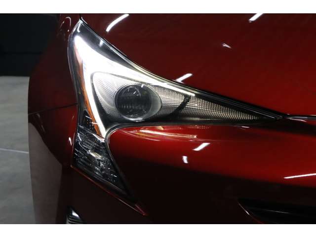 こちらはスモールランプを点けている状態です。一般的な車は小さな豆電球が一発だけ光りますが、こちらのプリウスはご覧の通り上の方がファイバーLEDでキレイに光ります。