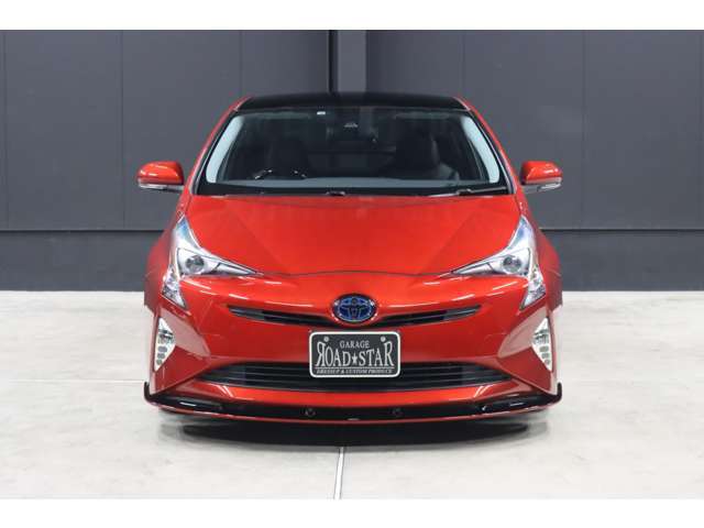 【今月の特選目玉車】は、こちらの50プリウスSツーリングセレクションです。ご覧の通り希少な赤/黒ツートンボディーで、拘りのソフトカスタム仕様です。きっと満足して頂けると思います。
