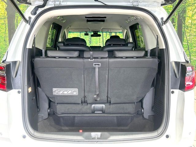 積み下ろしのしやすいデッキにはたっぷりと荷物を積み込んでいただけます。遊びから仕事まで、様々なシーンで頼れます♪