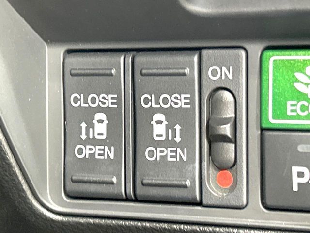 【両側パワースライドドア】スマートキーや運転席のスイッチで後席両側スライドドアの開閉が可能♪電動だから力を入れてドアを開ける必要が無く、小さなお子様でも簡単に開け閉めでき快適です♪