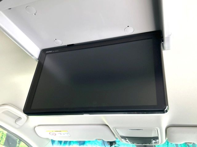 【フリップダウンモニター】大画面モニターで後席でもエンタメをお楽しみいただけます。小さなお子様にも大人気の装備です♪