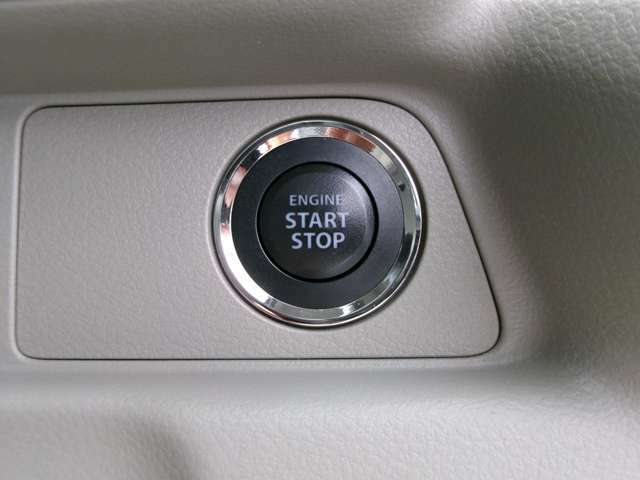 エンジンをかける時はブレーキペダルを踏みながらスタートボタンを押します。