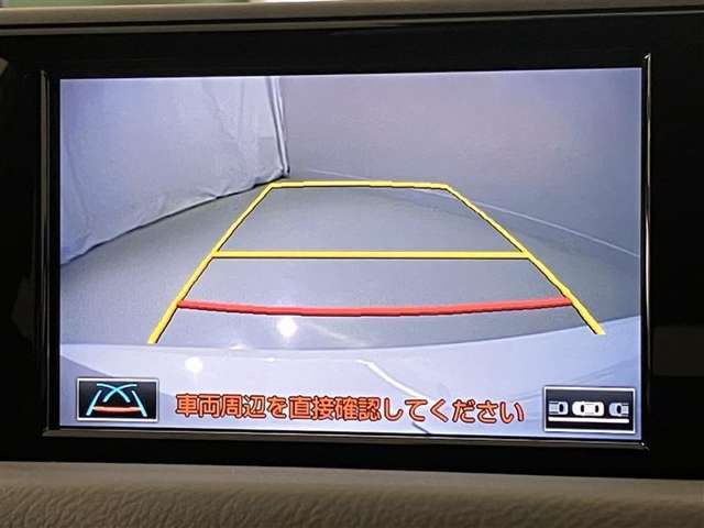 【バックガイドモニター】　車庫入れなど後進運転時に死角をモニターで確認ができて安全です♪　ステアリング操作の参考になるガイド線も表示しますので車庫入れがニガテな方も安心ですネ！