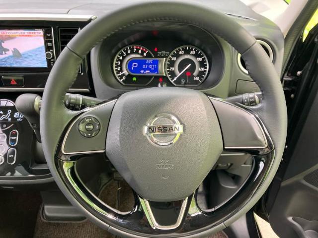 WECARSの展示場では実際に見て、触ってお車をお選びいただけます！知識の豊富な営業スタッフが様々なカーライフをご提案いたします！