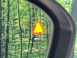 【後方車輛検知】走行中、ドアミラーの死角になりやすい箇所に後続車が接近するとサイドミラー付近に警告を表示、ドライバーに注意喚起をしてくれます。