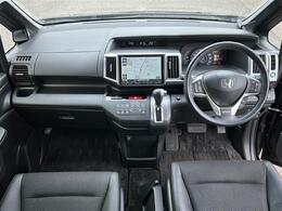 コックピット内の全体像です。運転席・助手席付近の様子を掲載しております♪