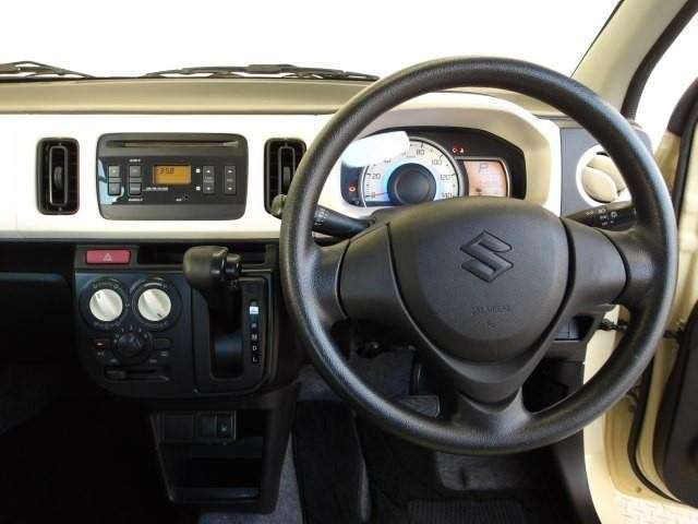 インパネ部にシフトレバーを採用し前席足元はスッキリ広々とした空間が確保されており快適です！シンプルで使いやすいデザインです！