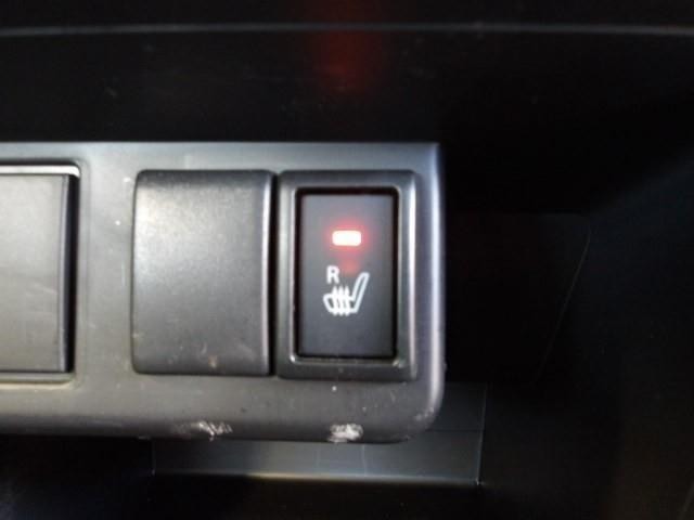 運転席はシートヒーター付き！寒い時期にぬくぬくと温かく快適で嬉しい装備です！