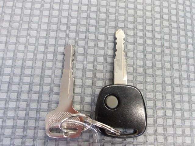 キーレス＆スペアキー各1本装備！ドアのロック・アンロックもワイヤレスドアロックキーがあれば簡単便利です！