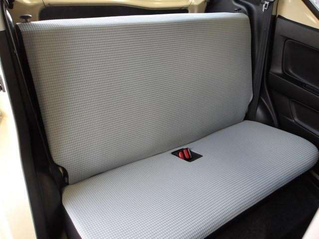 シンプルなレイアウトの2人掛けの後席シート！