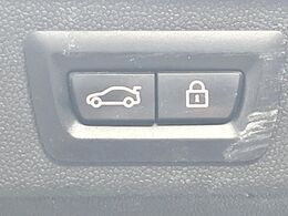 ●電動リアゲート：ワンタッチでリアゲートの開閉ができ、荷物などで両手が塞がっている状態でも簡単に開閉ができる便利機能です。