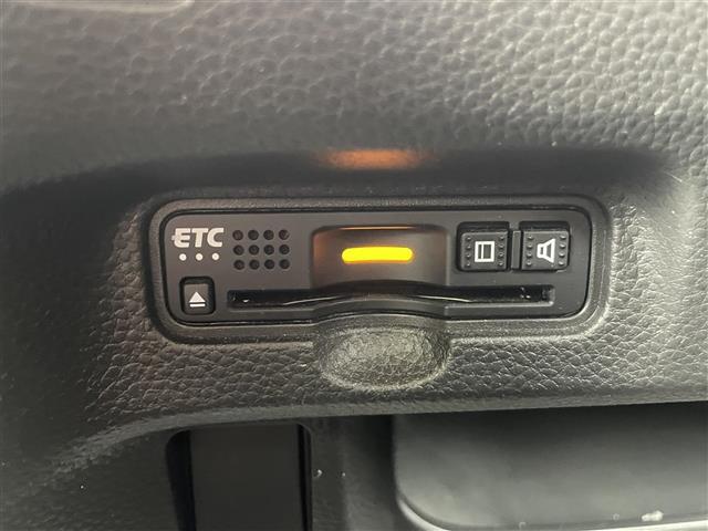 【ETC】有料道路を利用する際に料金所で停止することなく通過できる、ETC車載器（ノンストップ自動料金収受システム機器）が装備されています。セットアップを行うことで利用可能になります。
