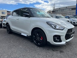 全方位モニター用カメラパッケージ装着車（メーカーオプション）。前後左右の4つのカメラで車両周辺の映像を映し出します。