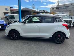 メーカー、一般保証は、初年度登録より3年、又は走行6万キロ以内。特定保証は、初年度登録より5年、又は走行10万キロ以内です。一般保証と特定保証の対象部品など、詳細はお気軽にご質問下さい。