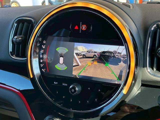 バックカメラ装備。後方確認に役立ち、楽々駐車やバックをしていただけます。